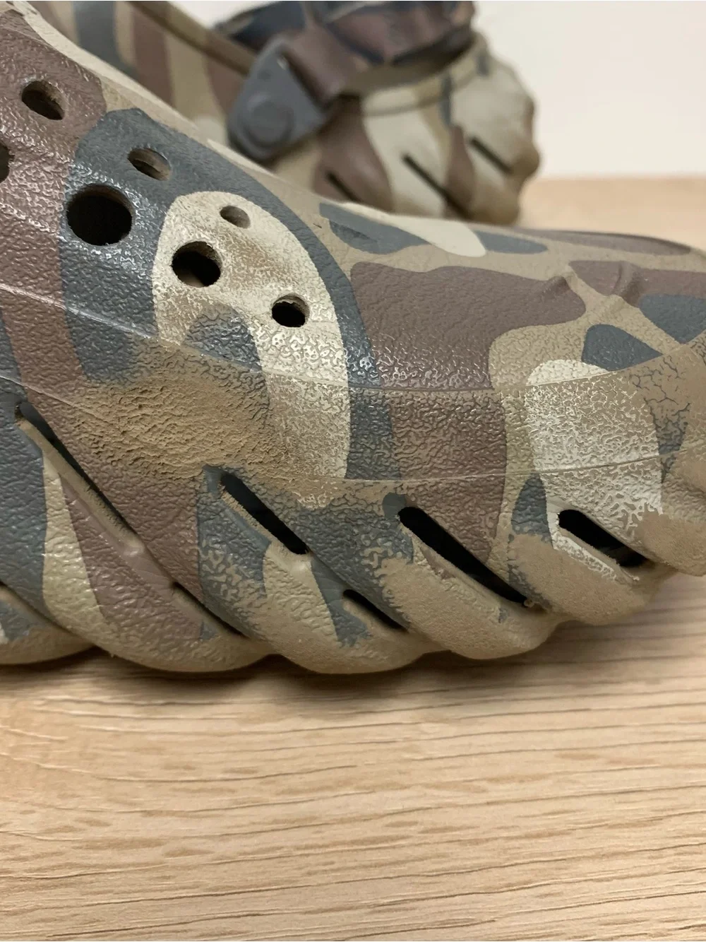 Crocs Echo Camo Redux Clog Shoes Mens 7 Womens 9 Gray Tan Camouflage Scuffs